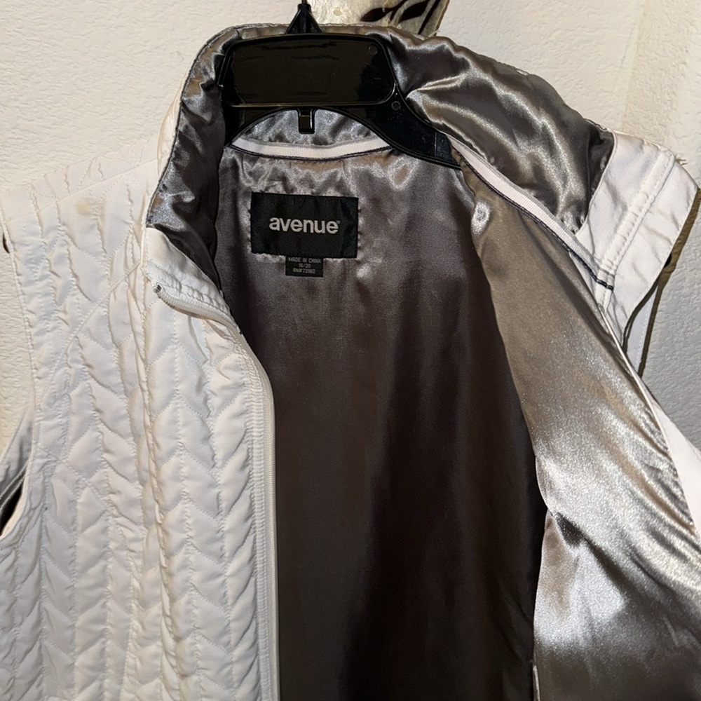 Woman’s Jacket - Picture 4 of 4